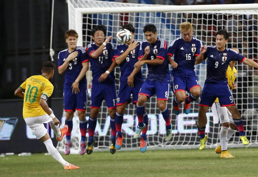 Non basta una nutrita barriera a ostacolare al tiro il brasiliano Neymar, in occasione dell’amichevole disputata fra i verdeoro e il Giappone (Reuters)